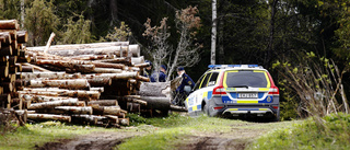 Kvinna hittad vid uppländsk sjö – förd till sjukhus