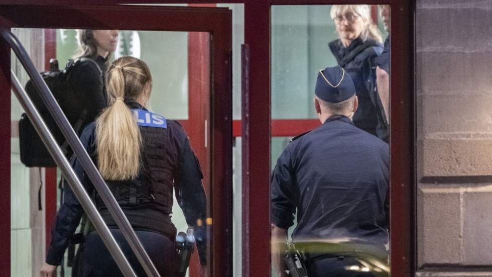Polis och kriminaltekniker på plats i ett flerfamiljshus i centrala Malmö där två personer hittades döda i augusti 2021. Arkivbild.
