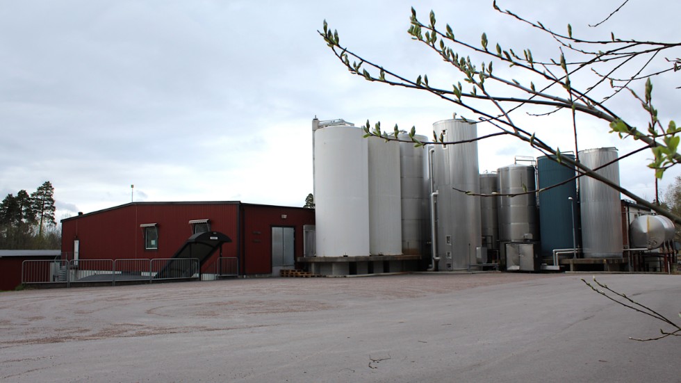 Tankar och cisterner hör till det som Arla och kommunen är oense om huruvuda de följde med i köpet.