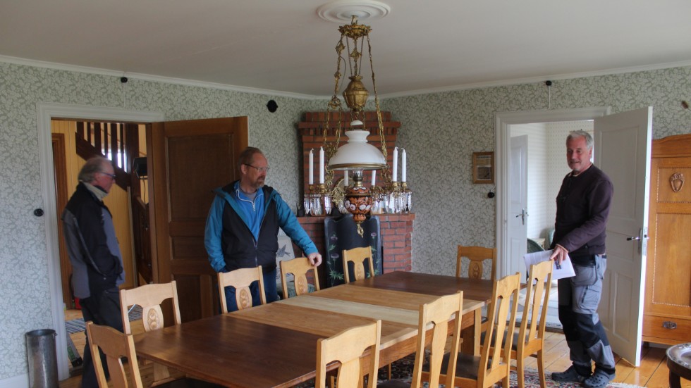 Ett stort ekbord med tolv tunga stolar pryder salen och är enligt efterforskningar snarlikt det som stod där för hundra år sedan. Runt bordet står Janne Moberg, Anders Jörneskog och Ola Holmgren som alla är engagerade i Tinnerö gårds upprustning.