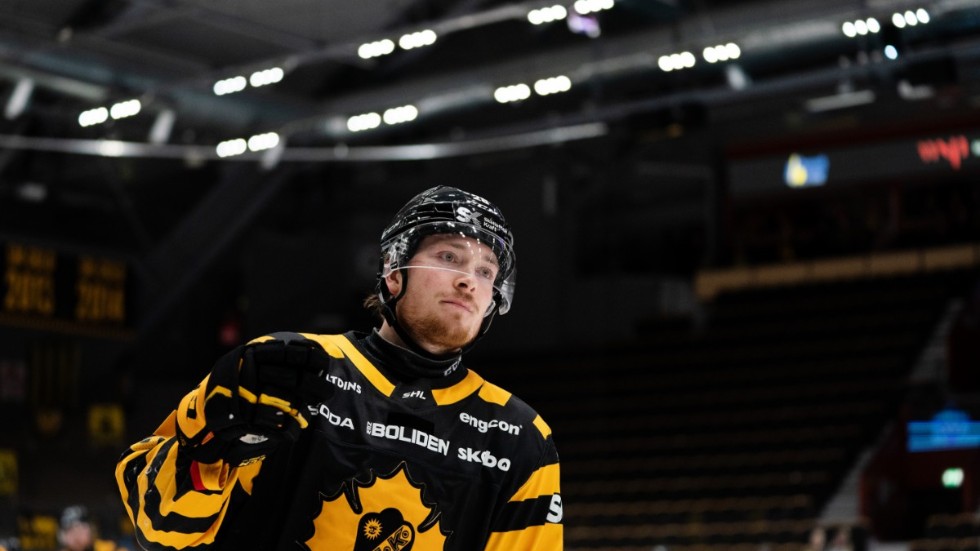 Jesper Frödén jublar efter att ha gjort 3–1 i den tredje semifinalmatchen mot Rögle.