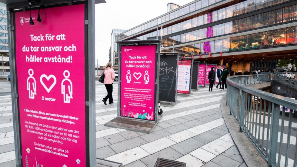 Skyltar om att hålla avstånd i centrala Stockholm hösten 2020. Arkivbild.