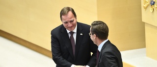 Rörd Löfven tackades med Abba och kryddig korv