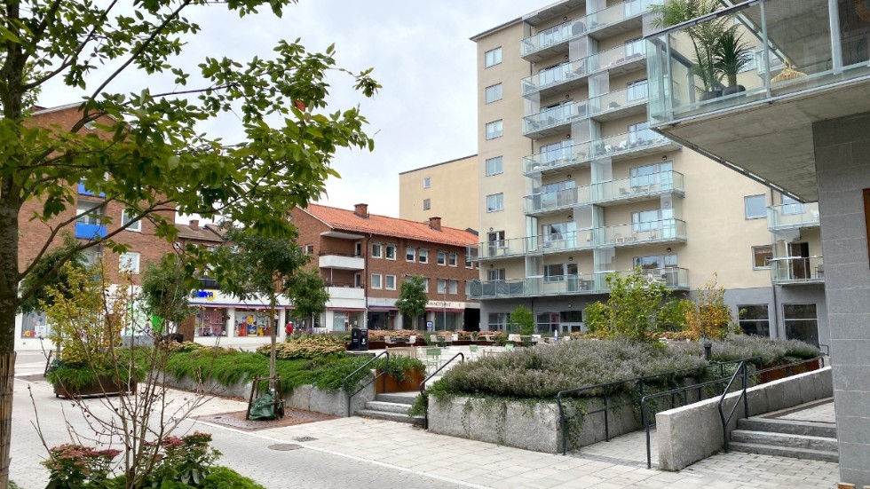 Vid nuvarande Kammakartorget har det bott människor i stadsliknande struktur sedan mitten av 1000-talet. Ett bra läge mellan Enköpingsåsen och en vik av Mälaren.