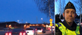 Så jobbar polisen för att skingra folksamlingen på Solbacken: ”Från klockan 23 är det förbjudet att köra bil här”