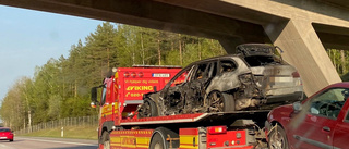 Bil började brinna under färd - blev övertänd