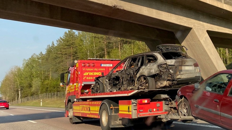 Den utbrända bilen fick bärgas från motorvägen utanför Mjölby på torsdagen.