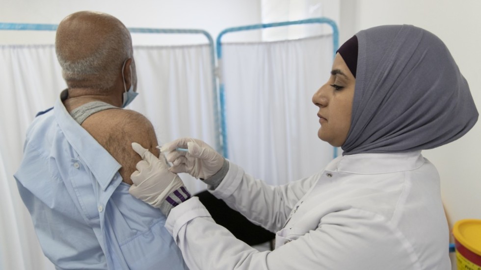 En palestinier blir vaccinerad med Astra Zenecas covidvaccin i Ramallah på Västbanken. Arkivbild.