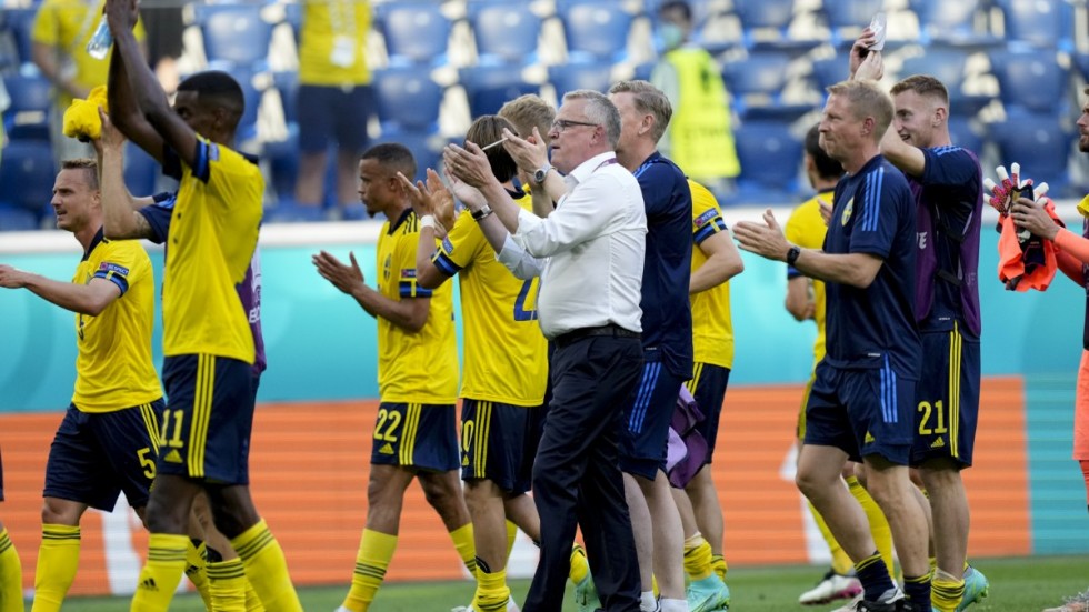 Spelarna och förbundskaptenen Janne Andersson tackar de svenska fansen för stöder efter segern mot Slovakien.