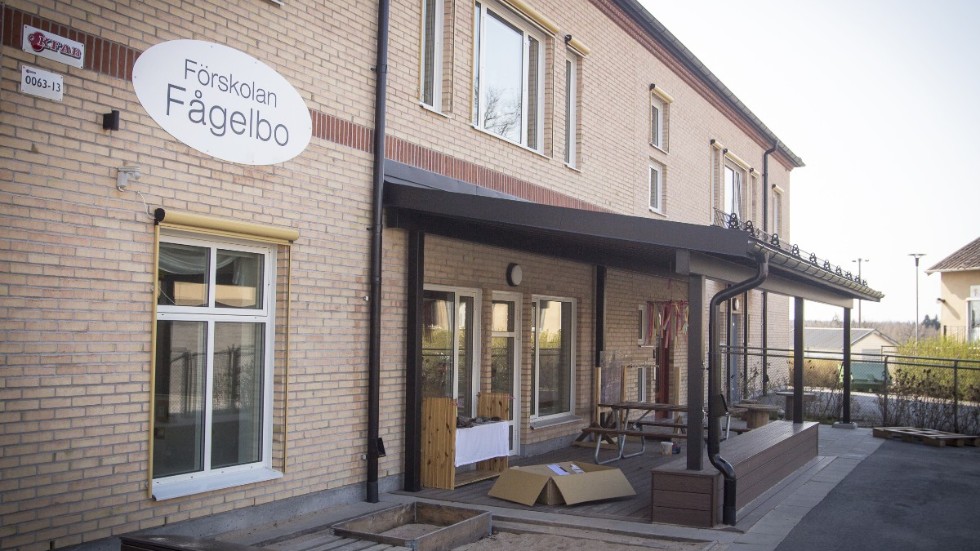 Förskolan Fågelbo med två våningsplan tar hjälp av utemiljön för att minska barngruppernas storlek.