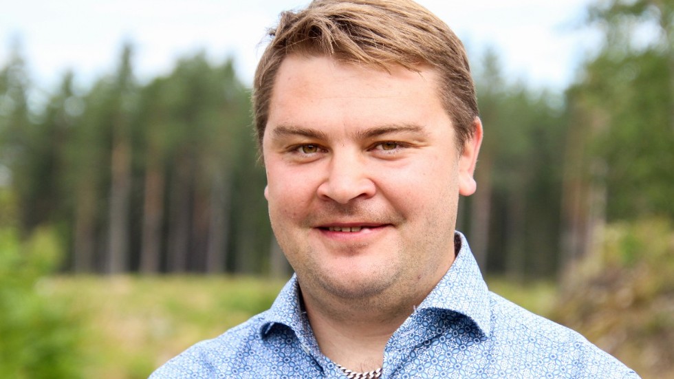 Martin Sjölander (M), kommunstyrelsens ordförande i Söderköping borde också bidra till sparandet genom att avstå höjning av arvodet, anser representanter för Söderköpingsinitiativet.