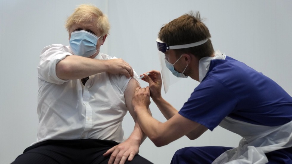Storbritanniens premiärminster Boris Johnson får här sin andra vaccindos, den 3 juni 2021.