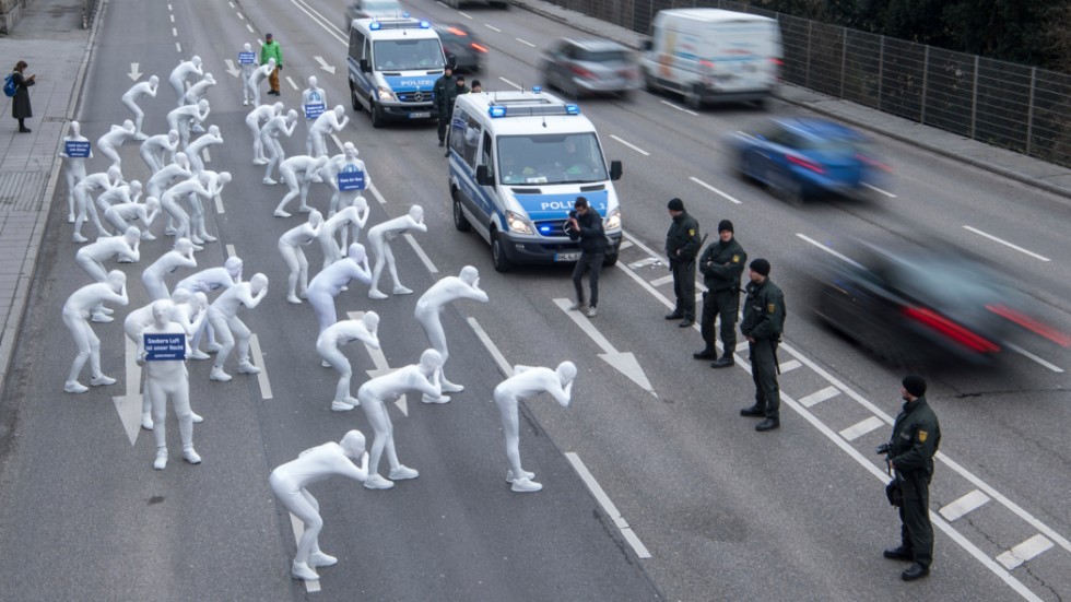 Aktivister från miljöorganisationen Greenpeace protesterar mot utsläpp från bilindustrin på en väg i Stuttgart 2018. Arkivfoto.