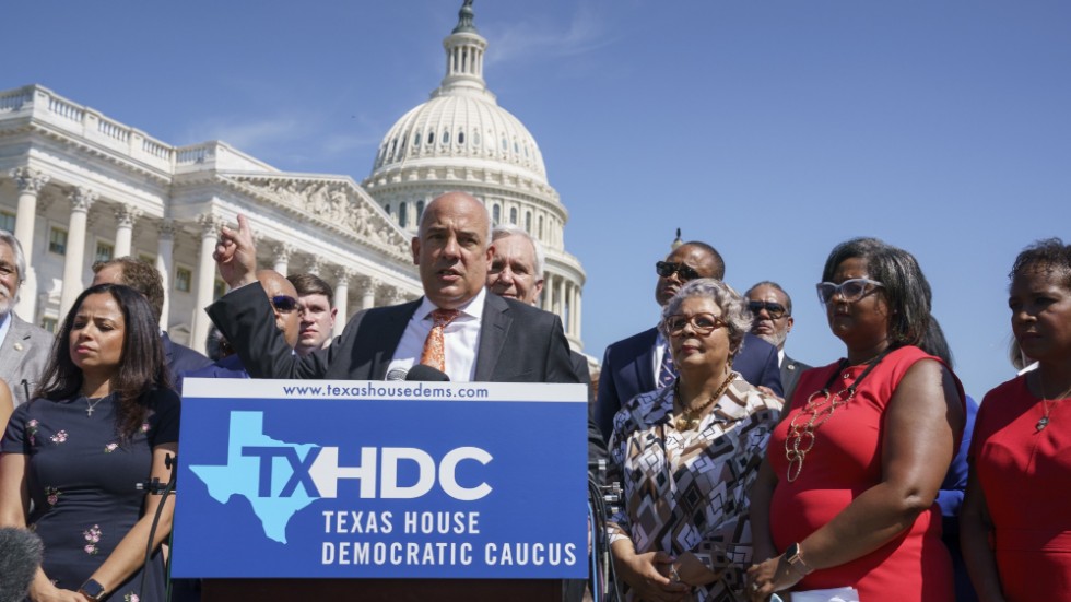 Chris Turner, demokratisk gruppledare i Texas representanthus, håller presskonferens i Washington DC. Det är dit han och hans partikamrater flytt för att förhala antagandet av en vallag i Texas som de anser begränsar minoriteters rösträtt.