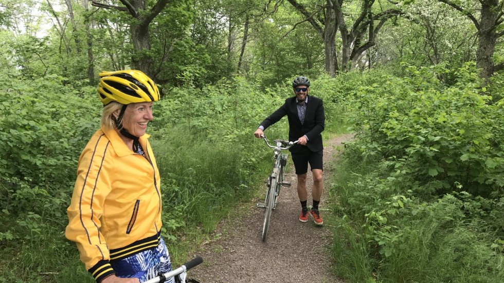 Vätternrundans vd:ar Gunilla Brynell-Johansson och Oskar Sundblad har fått kämpa sig upp för den smala och tuffa Mariebergsbacken. Snart bär det skönt utför. Sportens krönikör tog med duon på flanörcykling runt om i Motala.