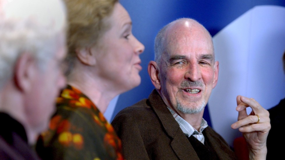 Bergmanveckan uppmärksammar Ingmar Bergmans liv och verk. Bredvid honom skymtar skådespelarna Erland Josephson och Liv Ullmann, som spelade i den ursprungliga "Scener ur ett äktenskap". Arkivbild.