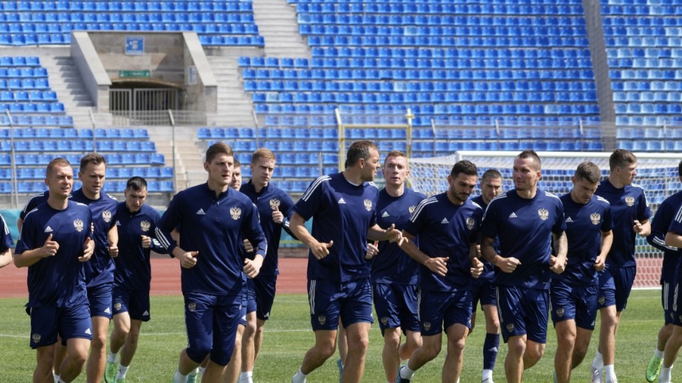 Det ryska laget tränar på S:t Petersburg stadium, där flera matcher kommer att spelas under EM.