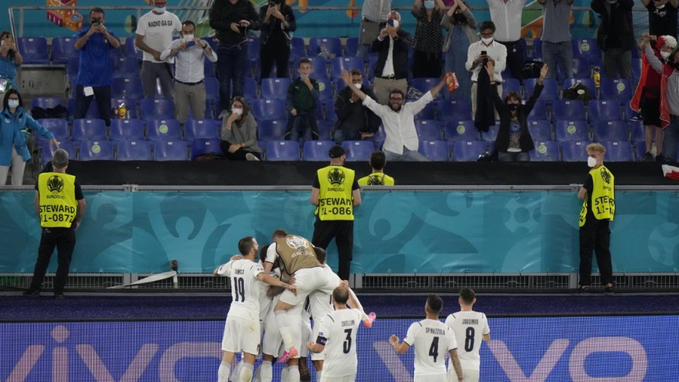 Italienska spelare och publik jublar efter 3-0 mot Turkiet i EM-premiären i Rom.