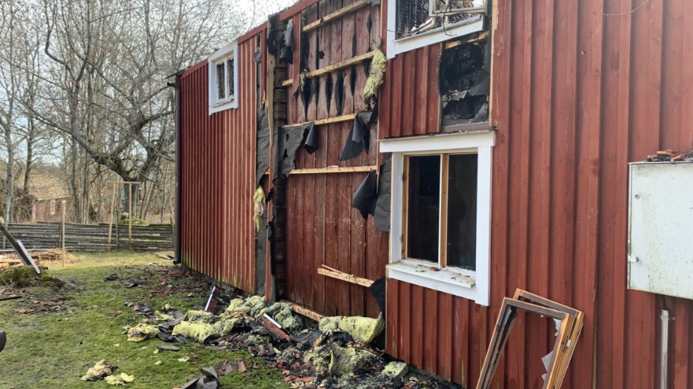 Kvarstoden av huset efter villabranden i Hamra by. 