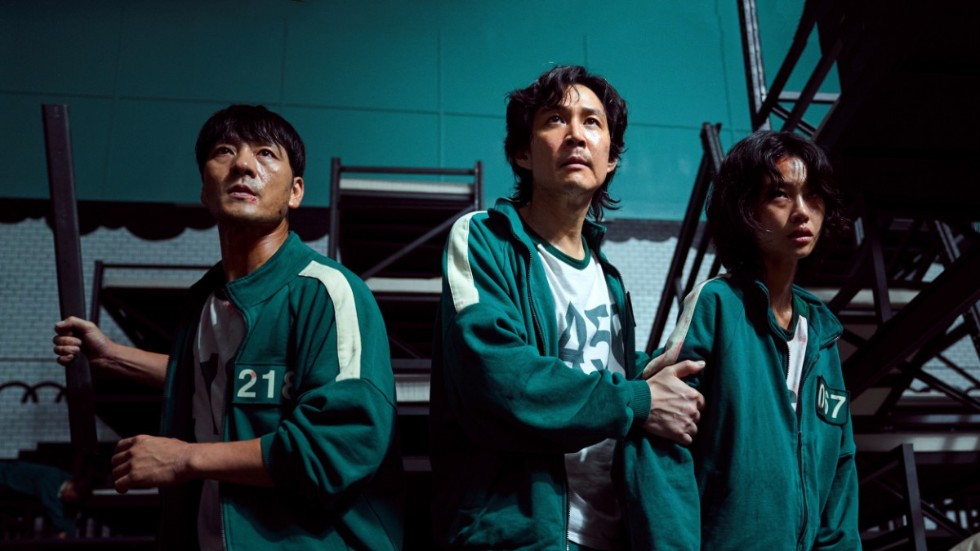 Karaktären Gi-hun (i mitten av bilden) som spelas av Lee Jung-jae kommer att ha en framträdande roll även i den nya säsongen av "Squid Game". Pressbild.