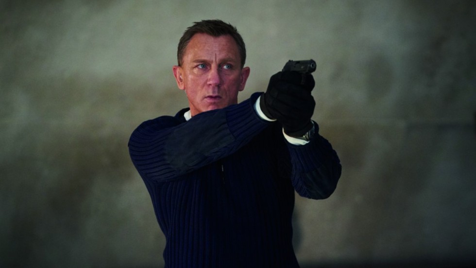 Daniel Craig i den klassiska James Bond-posen i "No time to die". Pressbild.