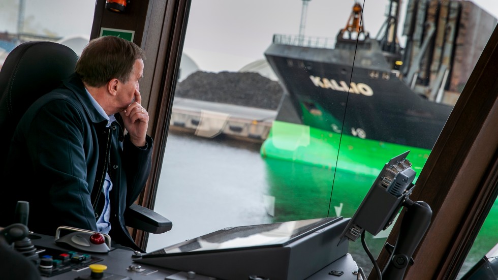 Statsminister Stefan Löfven (S) ombord på den hybriddrivna isbrytande bogserbåten Vilja i Luleå hamn den 19 oktober. Han ser framför sig en fördubbling av elproduktionen fram till år 2040 med hjälp av vindkraft.