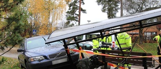 Busskur förstörd i trafikolycka