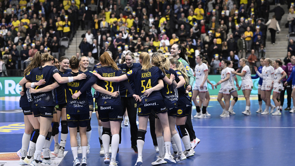 Handbollsdamerna firar segern mot Island i Karlskrona och att laget är klart för EM i slutet av året.