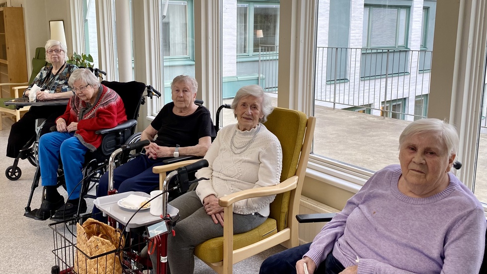 Gerd Näsholm, Majlis Gustavsson, Gunvor Wallberg, Maud Andersson och Inga Hultman är oroliga för att aktiviteterna på  Lagersbergsgården kommer att bortprioriteras. "Jag har svårt att se att det skulle fungera om de skulle ta bort de här två tjejerna, de är jätteuppskattade av alla", säger Gunvor Wallberg.