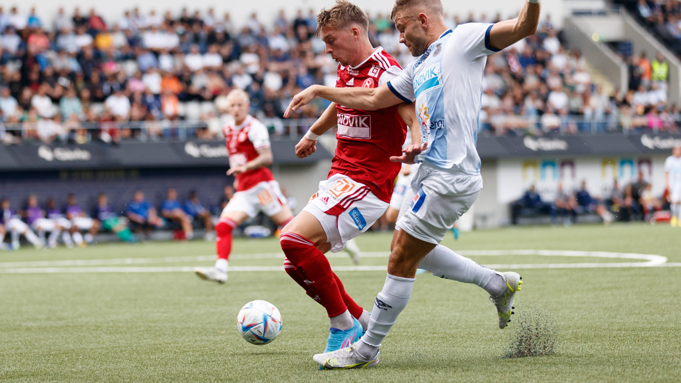 Gustav Thörn, med Skuttunge SK som moderklubb, gjorde säsogens första match när han kom in i Sandvikens möte Utsiken.