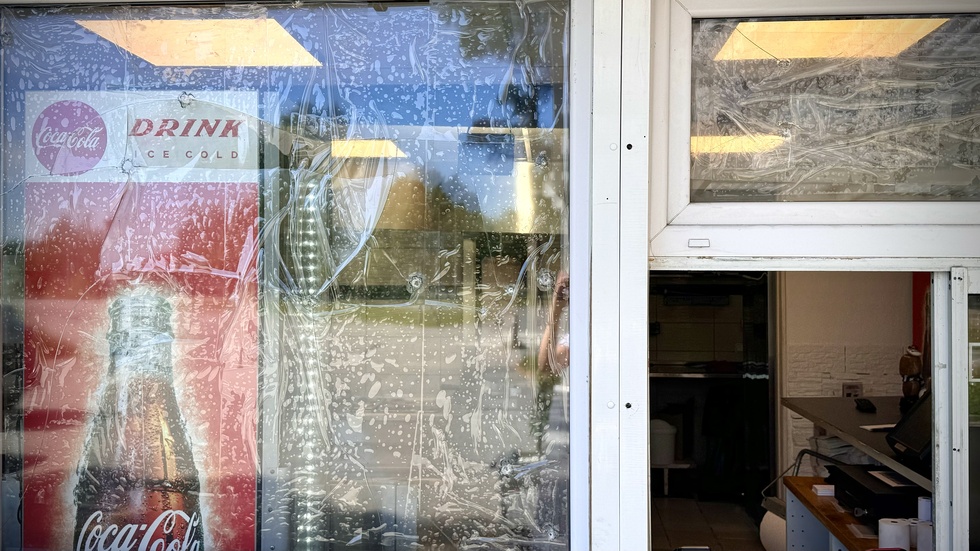 Skyddsplast på de trasiga rutorna på Kycklingkebaben i Åby, dagen efter detonationen vid restaurangen.