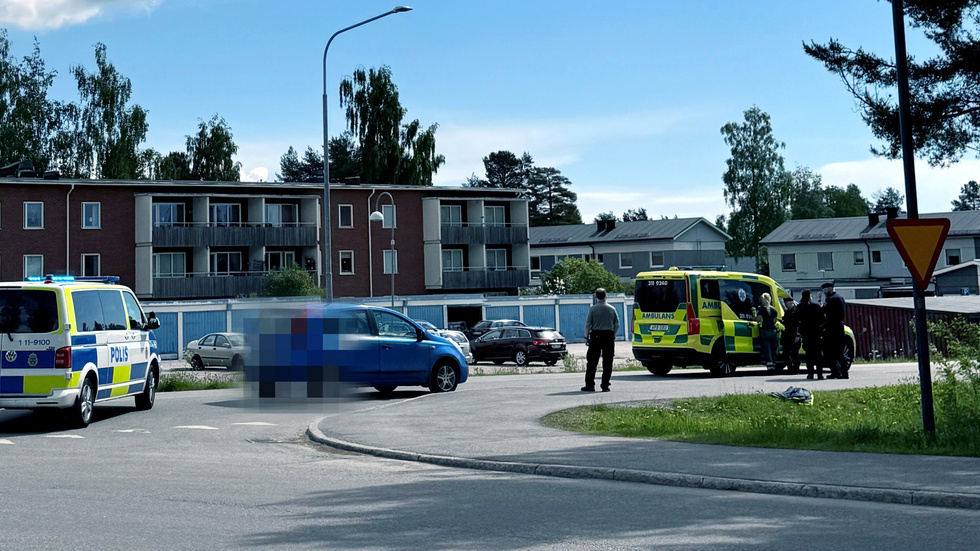 En bil och en cyklist kolliderade vid Hertsö centrum på onsdagen.