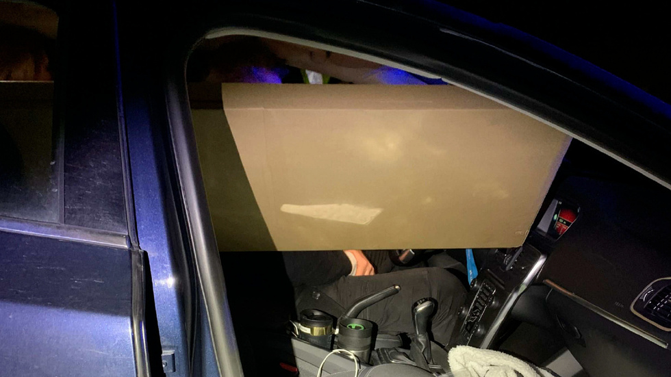Ett stort paket skymde enligt tingsrätten sikten för den 54-årige föraren. (Bilden är hämtad ur förundersökningen.)