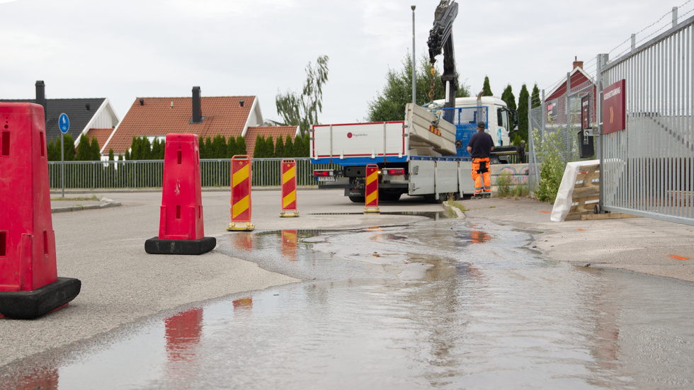 Vattenläckan på Björnvägen ska åtgärdas under tisdagen. Då stängs vattnet av helt för ett 20-tal fastigheter klockan 07.30.