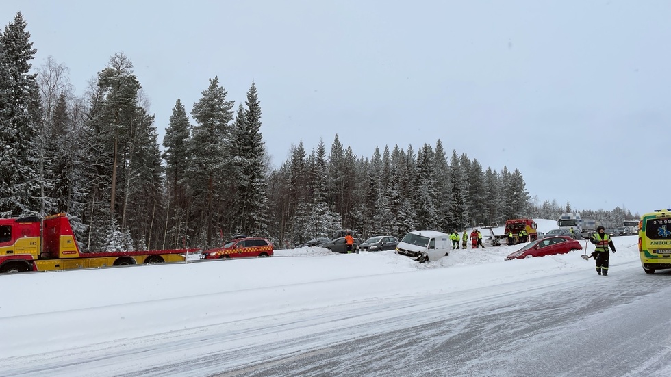 17 fordon är inblandade i masskrocken.