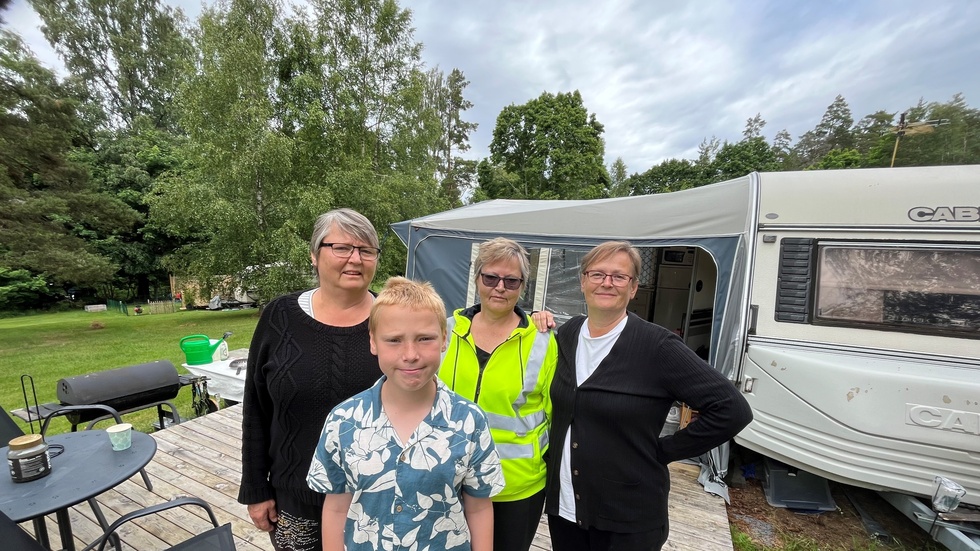 Maud Nilsson, Melvin Eriksson, Lotta Nilsson och Karina Nilsson. Systrarna Nilsson campar på Sörsjön med sina familjer, barn och barnbarn.