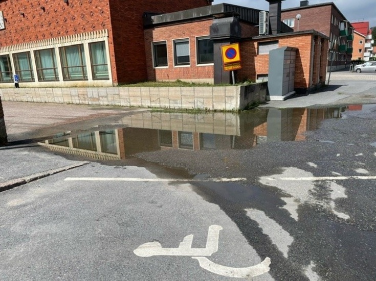 När ska denna vattenansamling åtgärdas? Det undrar Brita Fredriksson i en insändare.