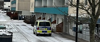 Flera polispatruller i bostadsområdet – insatsen fortsätter 