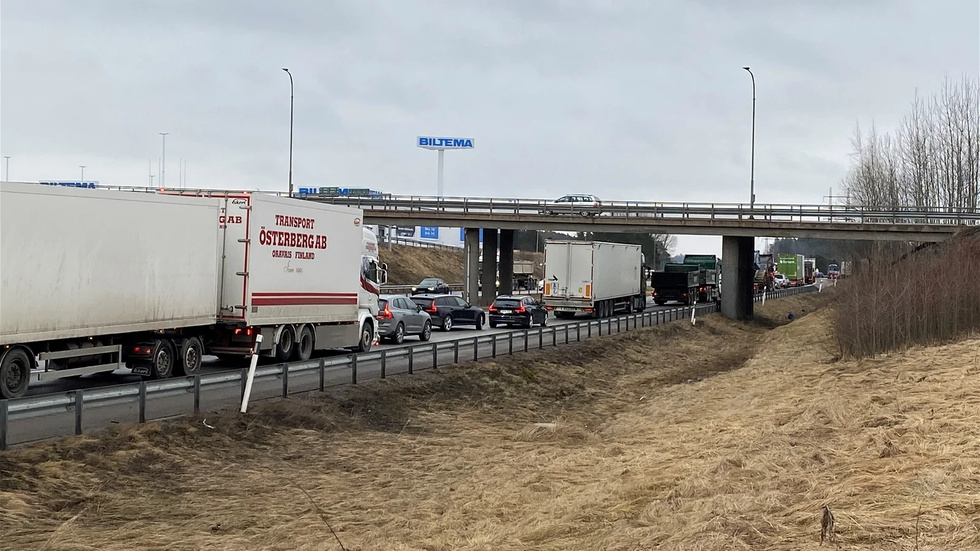 Långa köer uppstod på E20 efter olyckan.