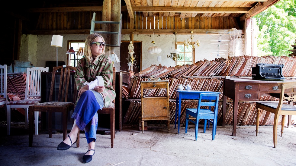 ”Här är vår gårdsloppis, eller egentligen kallar vi det för secondhand pop-up. Den poppar upp nu och den kanske poppar upp någon annan gång också”, säger designern Carin Rodebjer, som både säljer ut plagg från sin egen garderob samt möbler och inredning från gården hon köpt.