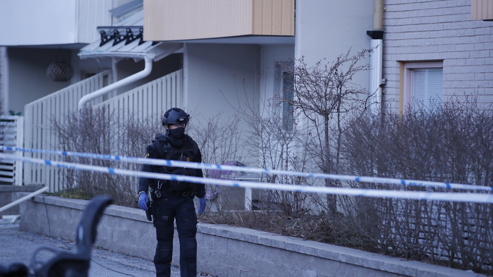 Polisens tekniker undersöker platsen för detonationen.