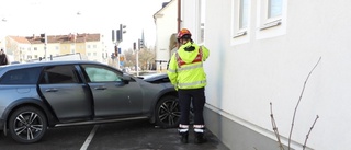 Personbil körde in i husvägg i centrala Norrköping