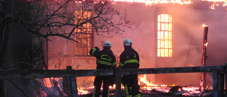 Lada totalförstörd i storbrand – polisen utreder mordbrand