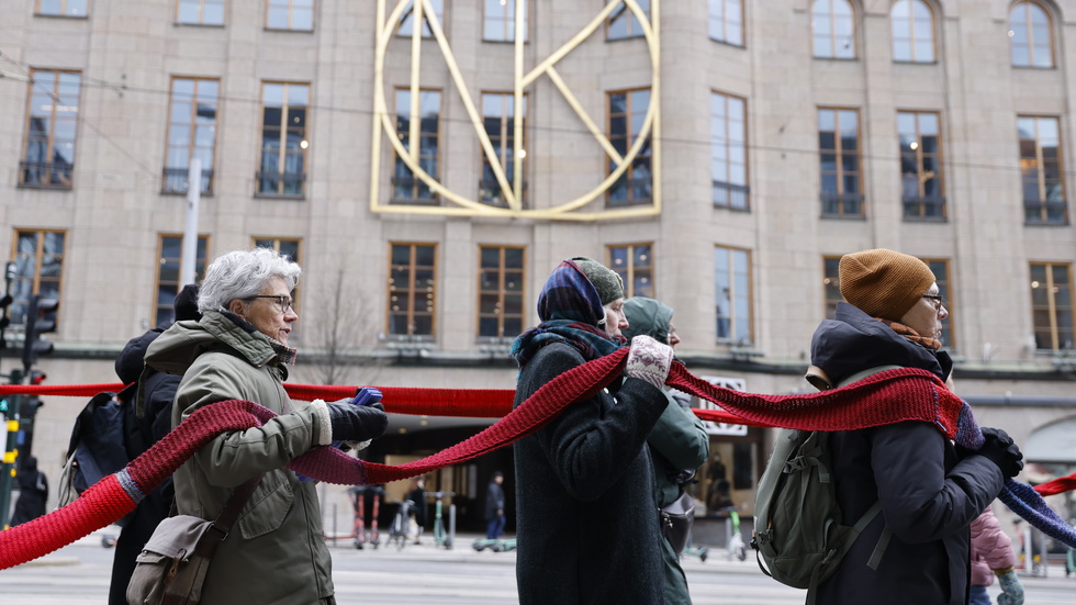 Rebellmammorna manifesterade i Stockholm på Overshoot Day med 4,2 kilometer röda halsdukar.