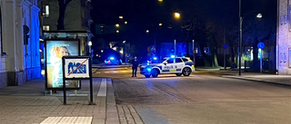 Körde rakt in i polishusets grind – 34-åring häktad