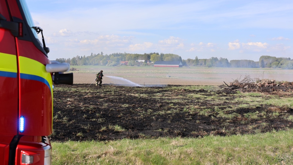 Räddningstjänsten bekämpar en gräsbrand mellan Skyttorp och Läby. 