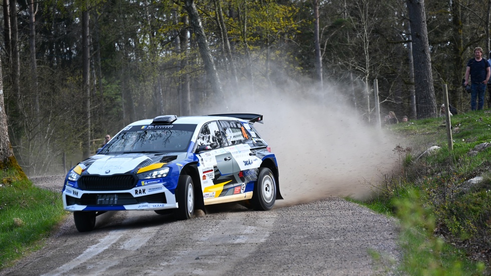 Tom Kristensson SMK Hörby och Andreas Johansson Eskilstuna MK i Skoda Fabia flyger fram i Nyköpingstrakten.