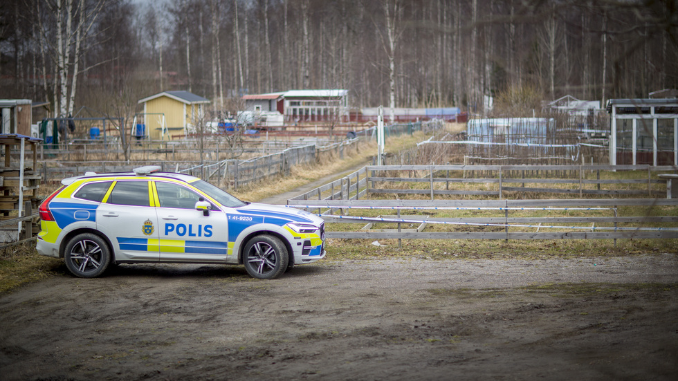 På onsdagen hittades en man i 30-årsåldern avliden i Lasstorps koloniområde. Nu begärs en person häktad misstänkt för mord.