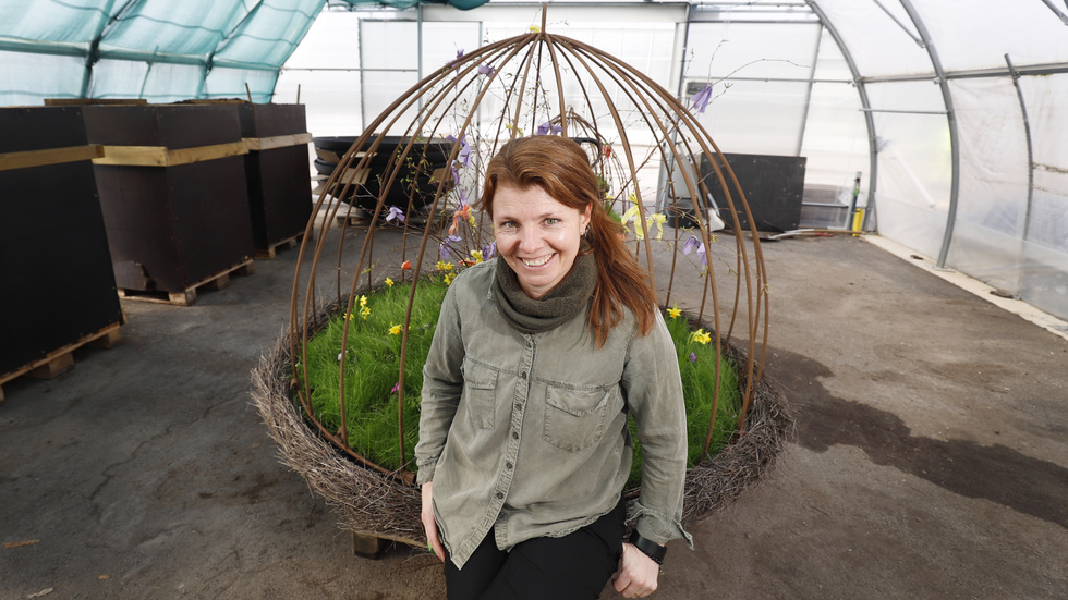 Jeanette Söderlund, arbetsledare på Park och naturenheten, i kommunens växthus på Tång Lindströms väg.