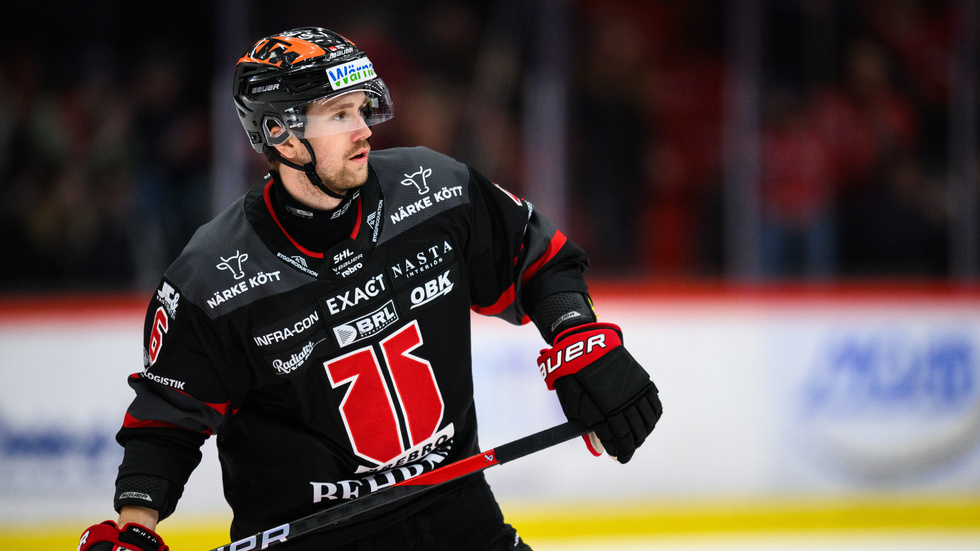 Åtta spelare, en av dem tidigare Skellefteå AIK-backen Filip Berglund, stämmer Örebro hockey på grund av uteblivna pensionspremier.